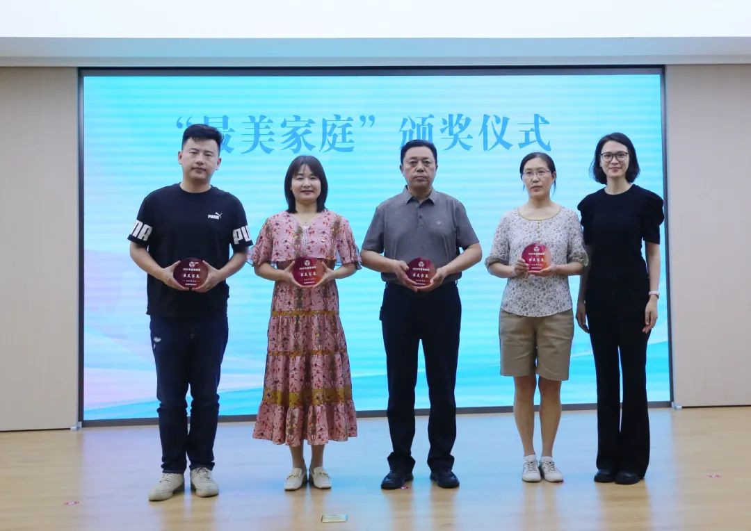 涵養(yǎng)家風(fēng) 巾幗賦能 | 江蘇圣瀾服飾董事長(zhǎng)王秋芬家庭獲評(píng)“最美家庭” 涵養(yǎng)家風(fēng) 巾幗賦能 | 江蘇圣瀾服飾董事長(zhǎng)王秋芬家庭獲評(píng)“最美家庭”