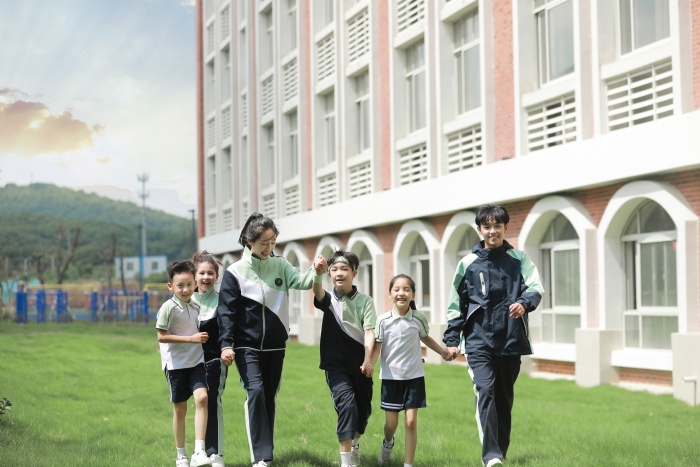 江蘇校服廠家不同風(fēng)格定制要點(diǎn):運(yùn)動校服、英倫校服、中式校服 江蘇校服廠家不同風(fēng)格定制要點(diǎn):運(yùn)動校服、英倫校服、中式校服